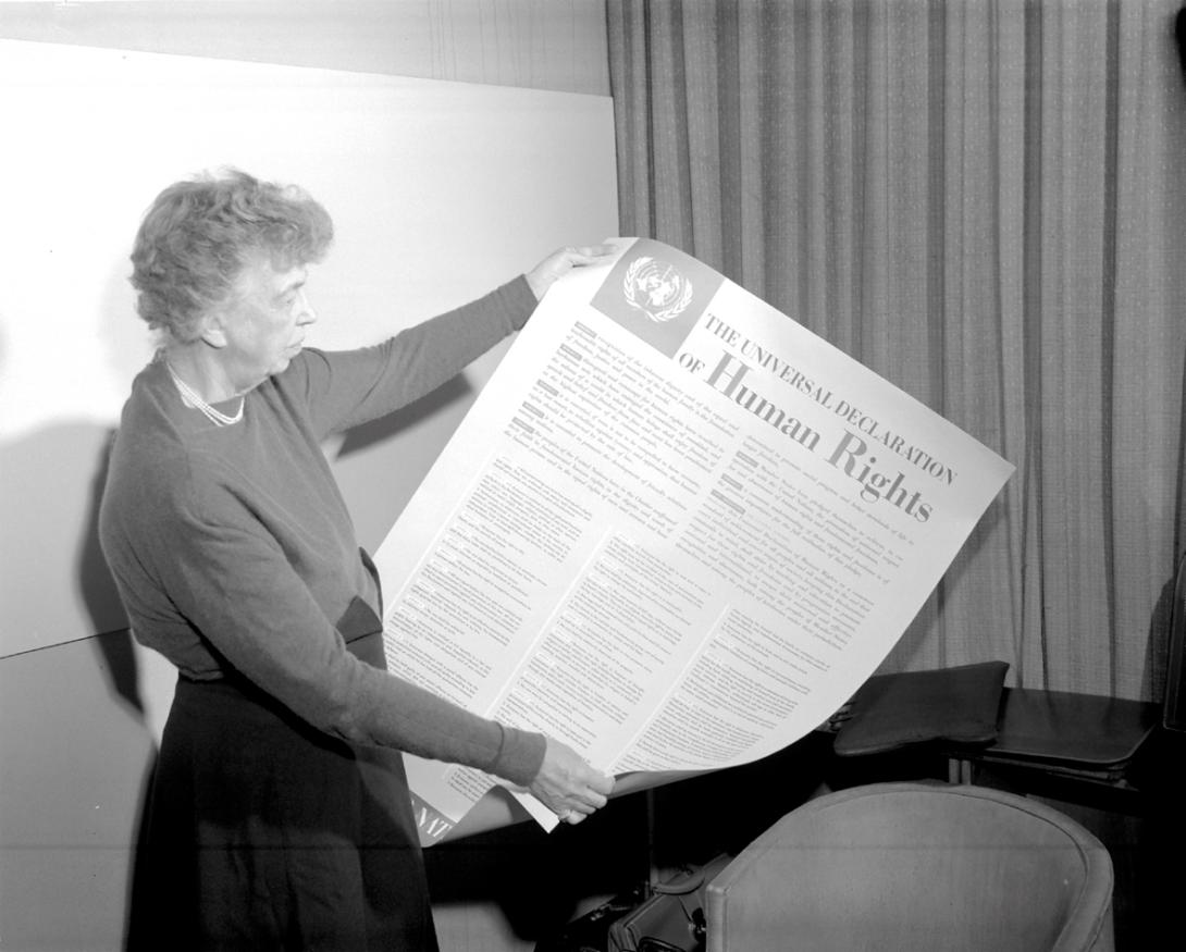 Eleanor Roosevelt con la Declaración Universal de los Derechos Humanos.