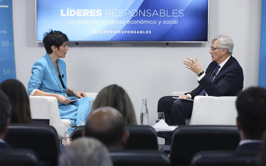 La ministra Elma Saiz junto a Fernando Ruiz, presidente de la Fundación SERES. La ministra Elma Saiz junto a Fernando Ruiz, presidente de la Fundación SERES.