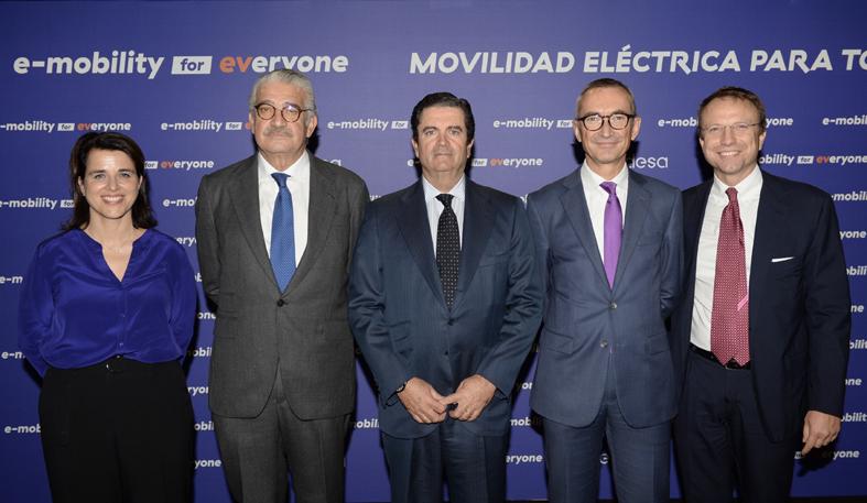 Elena Bernárdez, responsable e-mobility de Endesa X; José Bogas, consejero delegado de Endesa; Borja Prado, presidente de Endesa; Josep Trabado, director general de Endesa X, y Franceso Venturini, Head Enel X.
