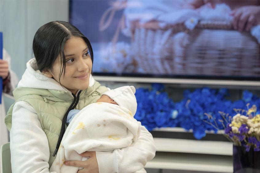 Las madres adolescentes soportan múltiples obstáculos para continuar su educación. Las madres adolescentes soportan múltiples obstáculos para continuar su educación.