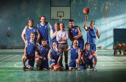 El actor Javier Gutiérrez junto al equipo de balencesto al completo, interpretado por actores con discapacidad intelectual.