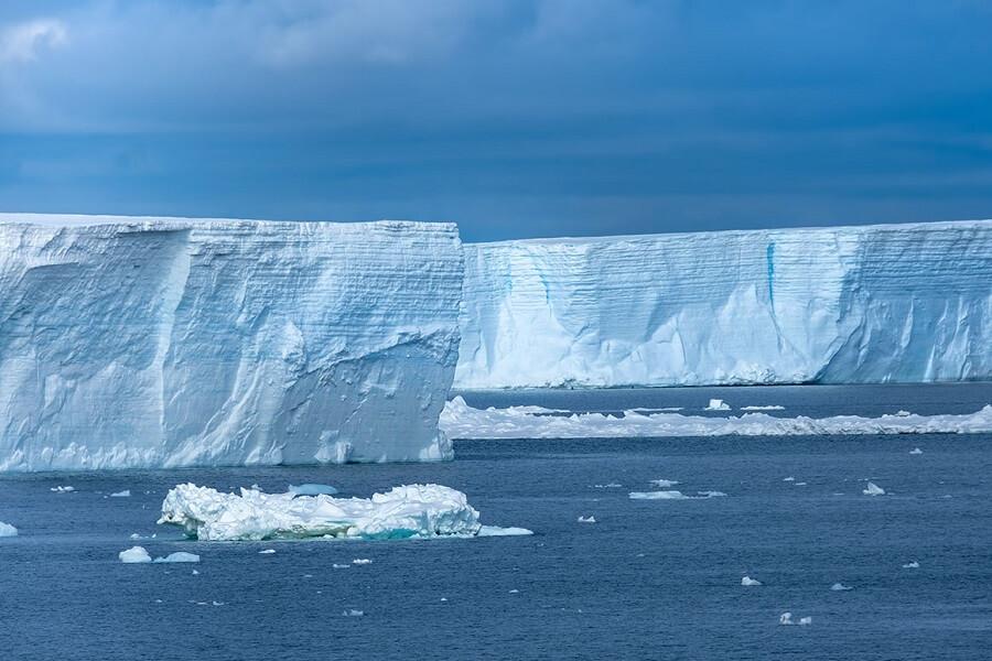 Cada año, el glaciar Thwaites pierde alrededor de 50.000 millones de toneladas de hielo. Cada año, el glaciar Thwaites pierde alrededor de 50.000 millones de toneladas de hielo.
