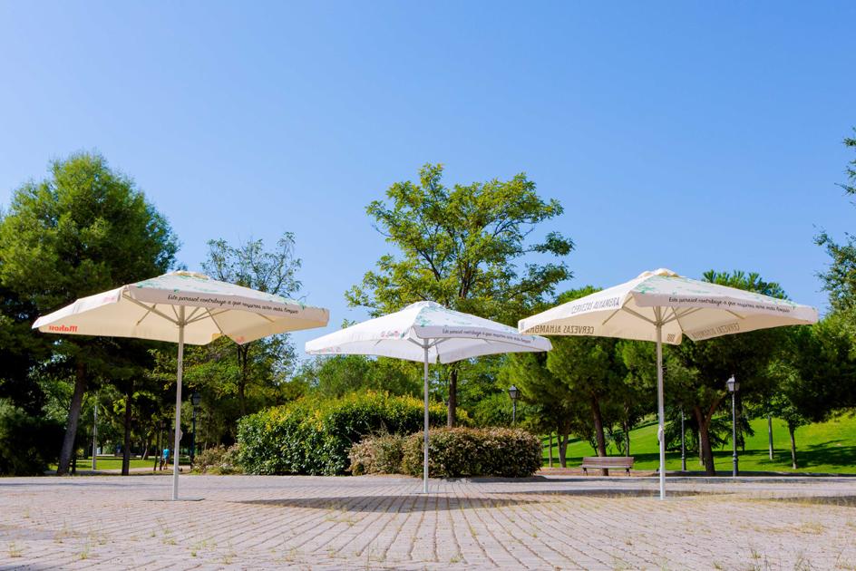 Parasoles contra la contaminación de Mahou San Miguel.