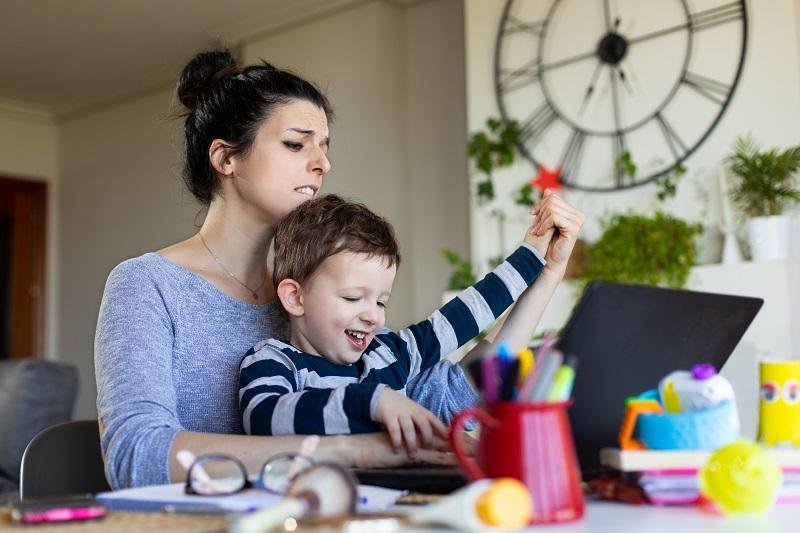 Un estudio de ING e Ipsos expone las dificultades para la conciliación laboral que conlleva la educación online.