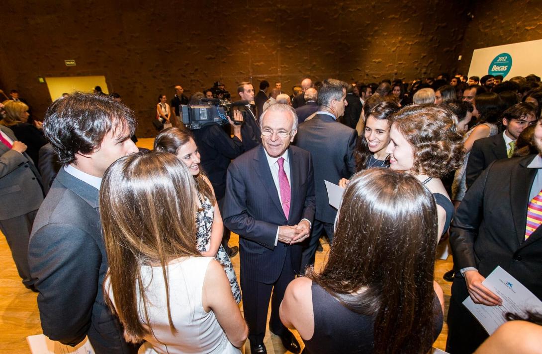 El presidente de la Obra Social &quot;la Caixa&quot;, Isidro Fainé, con jóvenes becados.