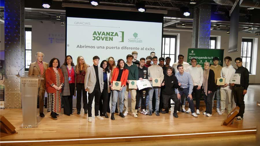 Finalistas de los premios con el equipo de la Fundación Nantik Lum. Finalistas de los premios con el equipo de la Fundación Nantik Lum.