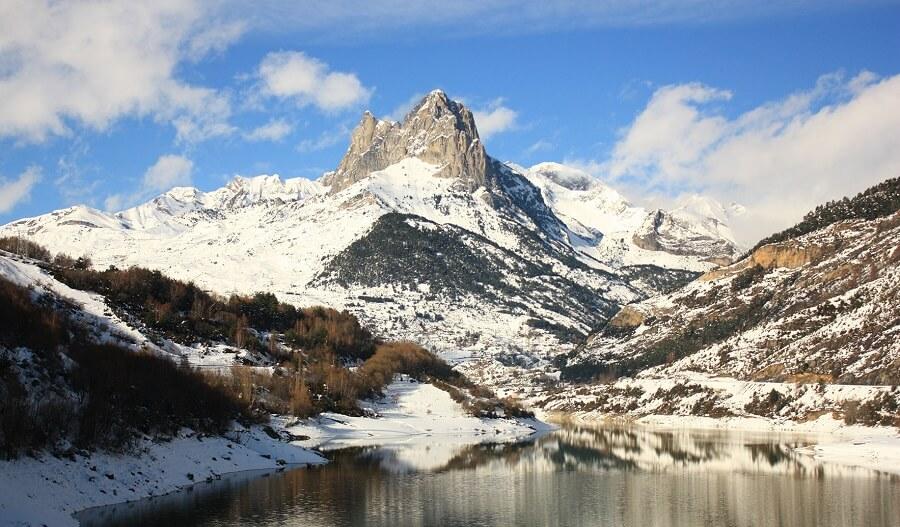 Los glaciares han experimentado un rápido retroceso en la última década, con una notable pérdida de extensión y espesor. Los glaciares han experimentado un rápido retroceso en la última década, con una notable pérdida de extensión y espesor.