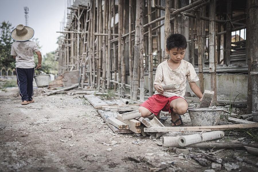 Las proyecciones para 2025 apuntan a que la situación de la pobreza infantil en España podría empeorar. Las proyecciones para 2025 apuntan a que la situación de la pobreza infantil en España podría empeorar.