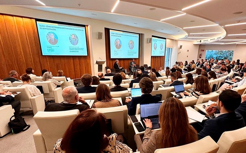 Más de un centenar de profesionales acudió a la presentación del toolkit en el auditorio de Garrigues.