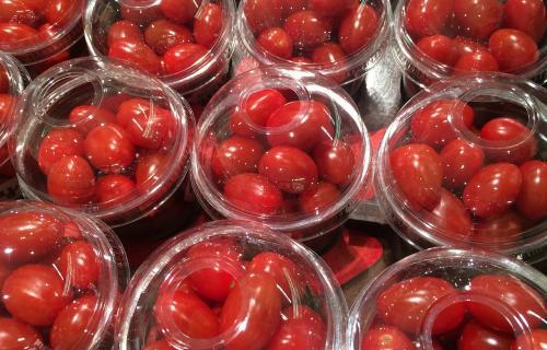 Según Greenpeace, los supermercados aún no luchan suficientemente contra el plástico.