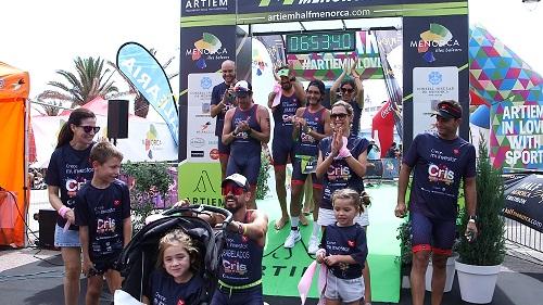 El equipo de MyInvestor-CRIS Cáncer en la meta de la Artiem Half con Isabel Guerrero, la ‘niña que superó una leucemia incurable gracias a un tratamiento experimental.