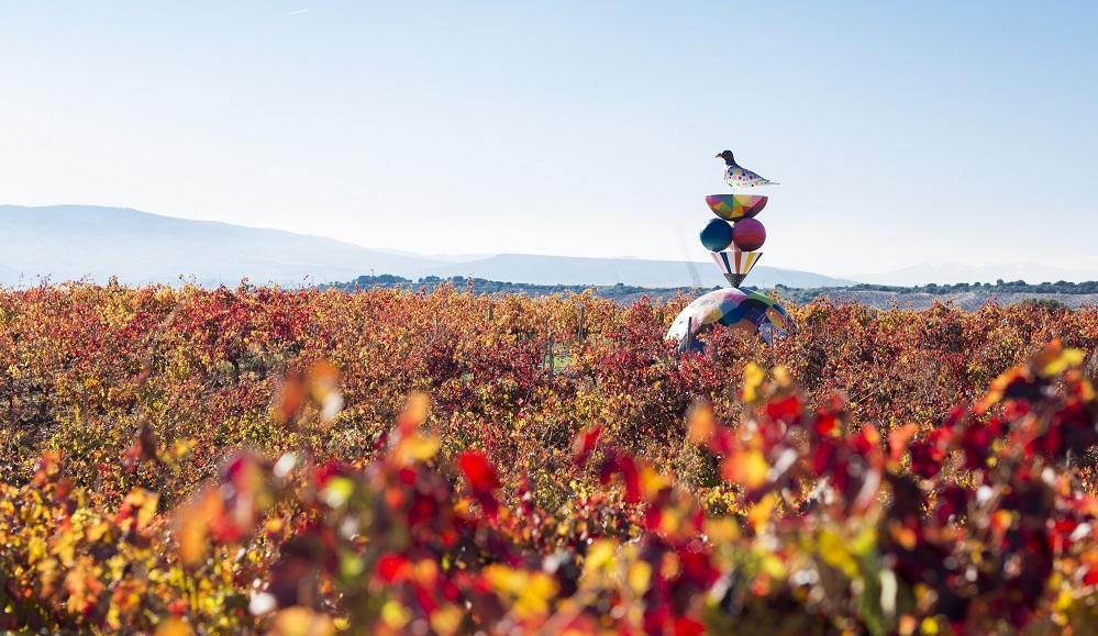 Escultura de los artistas callejeros Okuda y Remed en el viñedo de la bodega Campo Viejo (La Rioja).