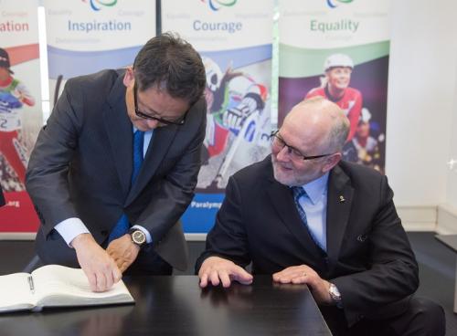 Akio Toyoda, presidente de Toyota, junto a Philip Craven, expresidente del IPC y actual consejero de Toyota 